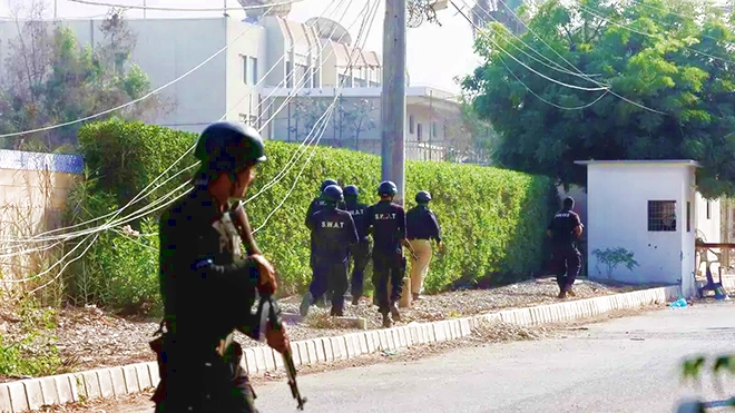 4 قتلى بانفجار سيارة مفخخة عند نقطة تفتيش للشرطة بباكستان